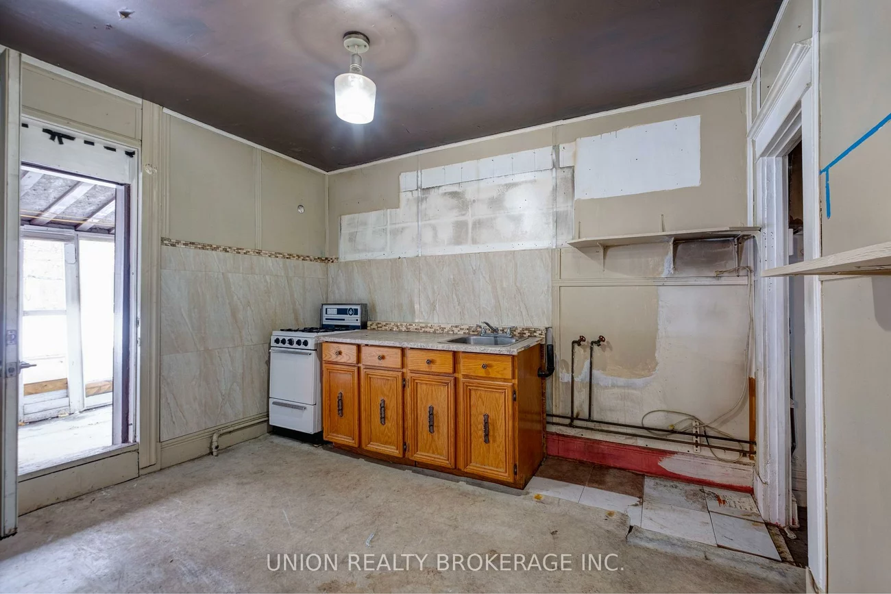 697, Manning, Annex, Toronto