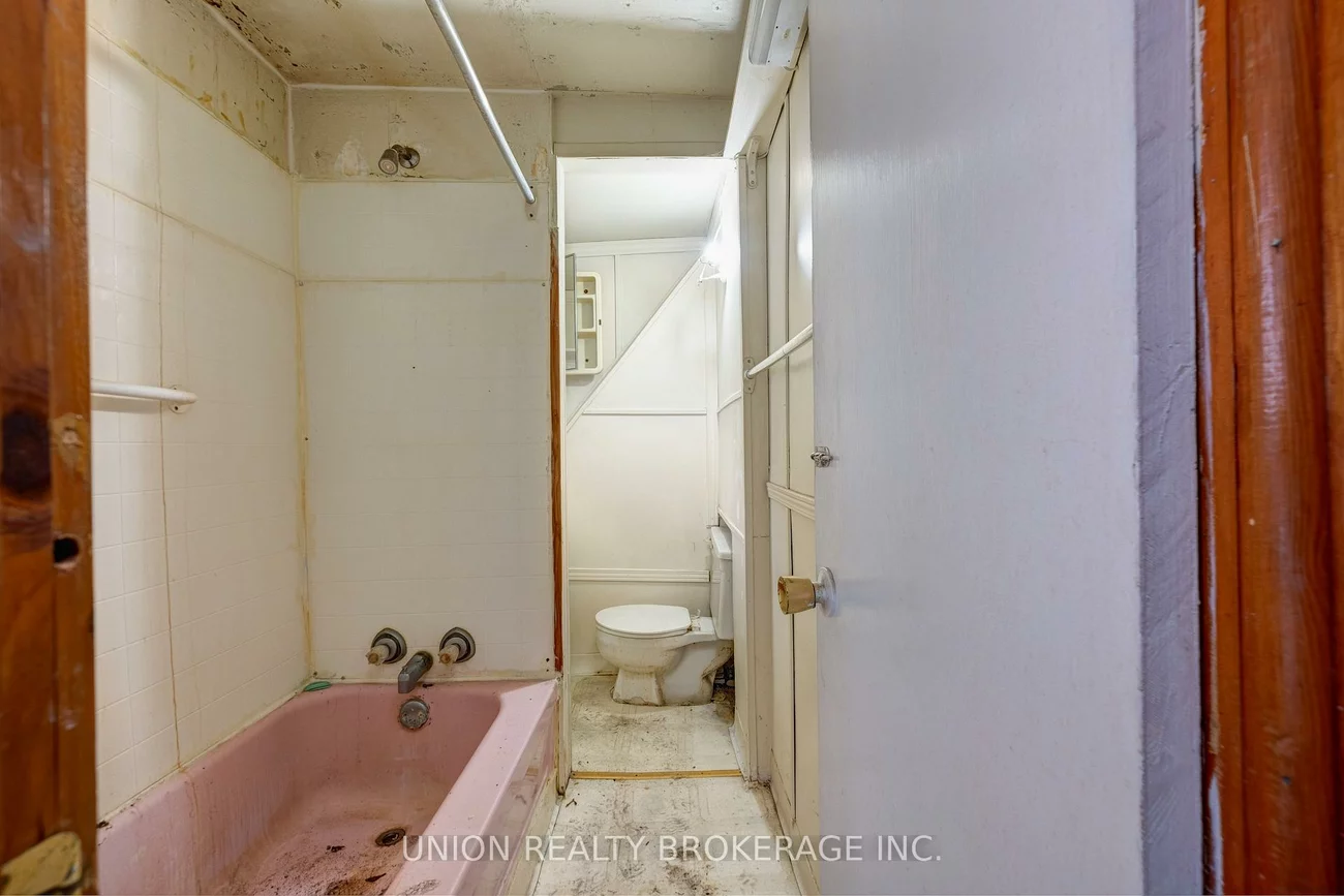 697, Manning, Annex, Toronto