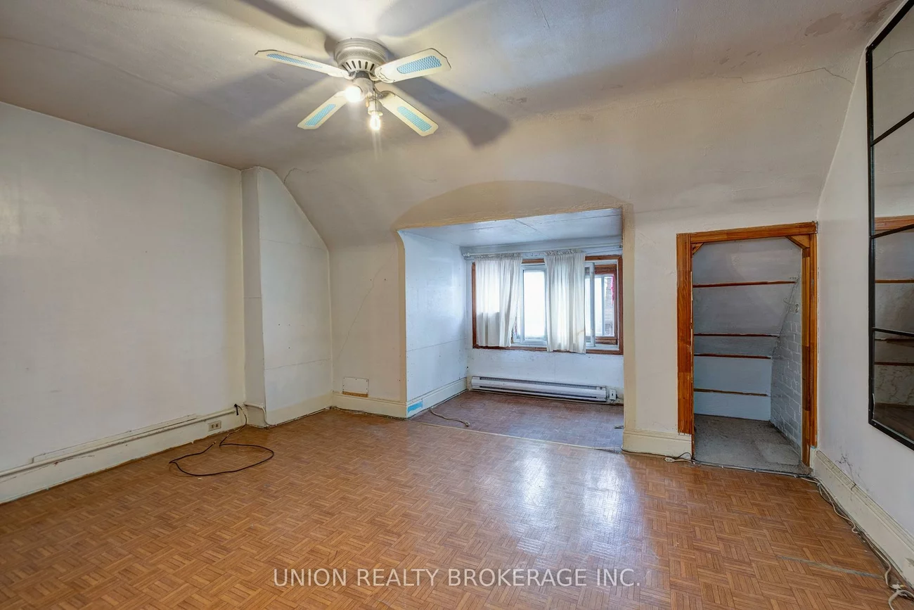 697, Manning, Annex, Toronto