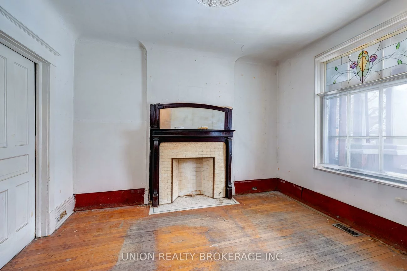 697, Manning, Annex, Toronto