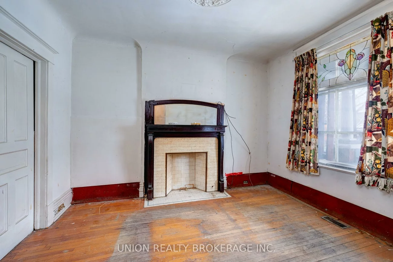 697, Manning, Annex, Toronto