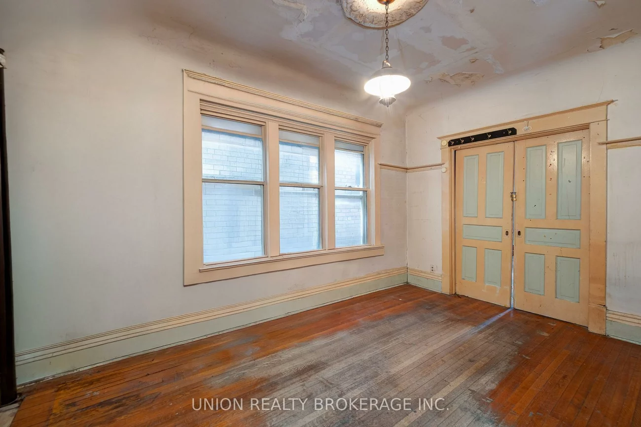 697, Manning, Annex, Toronto