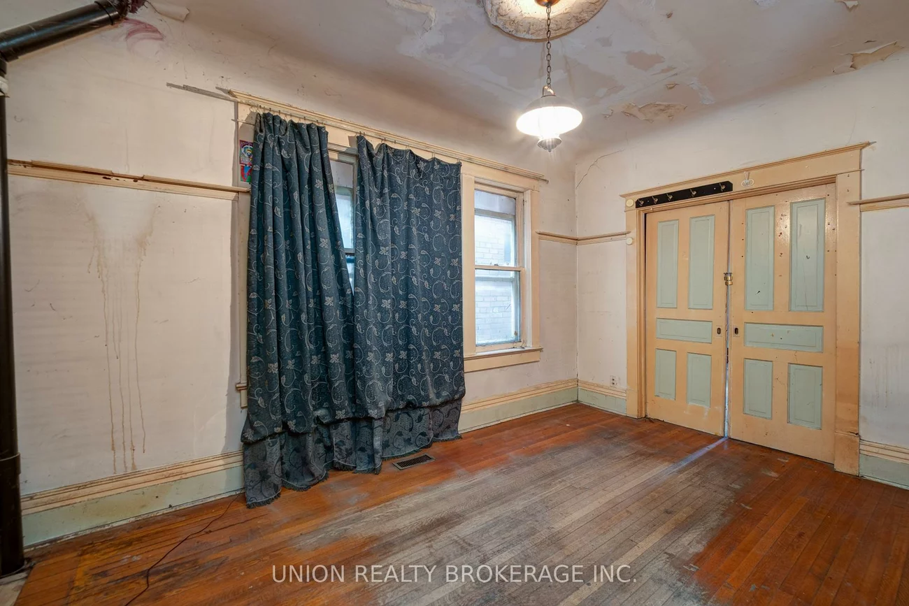 697, Manning, Annex, Toronto