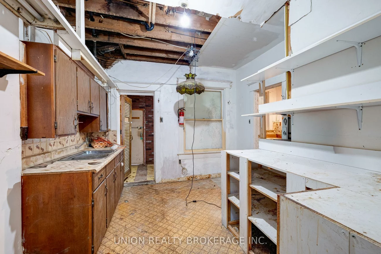 697, Manning, Annex, Toronto