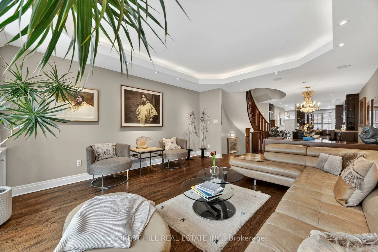 252, Spadina, Casa Loma, Toronto