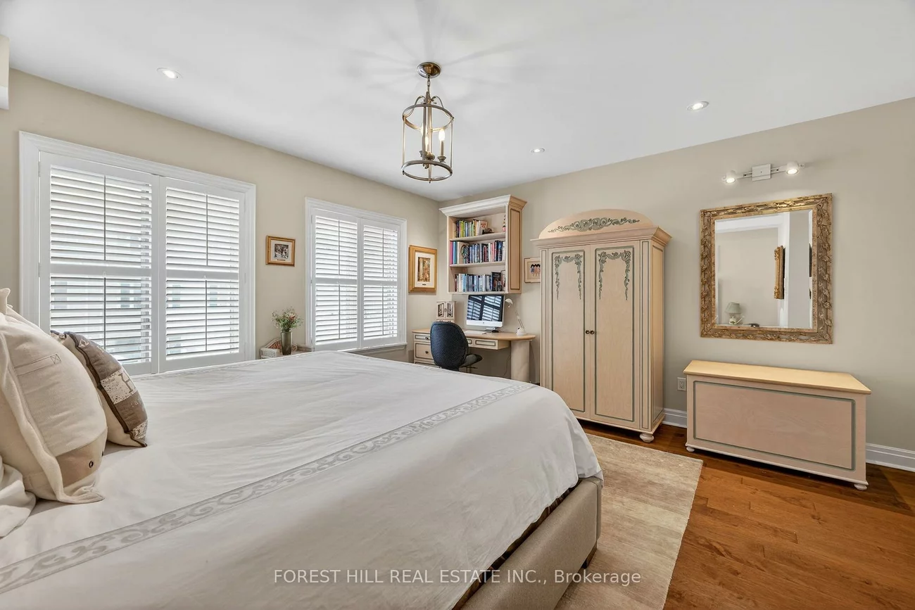 252, Spadina, Casa Loma, Toronto