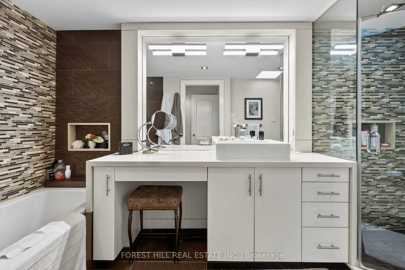 252, Spadina, Casa Loma, Toronto