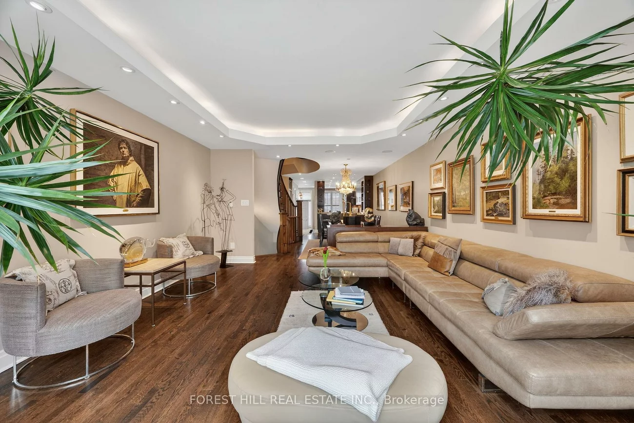 252, Spadina, Casa Loma, Toronto