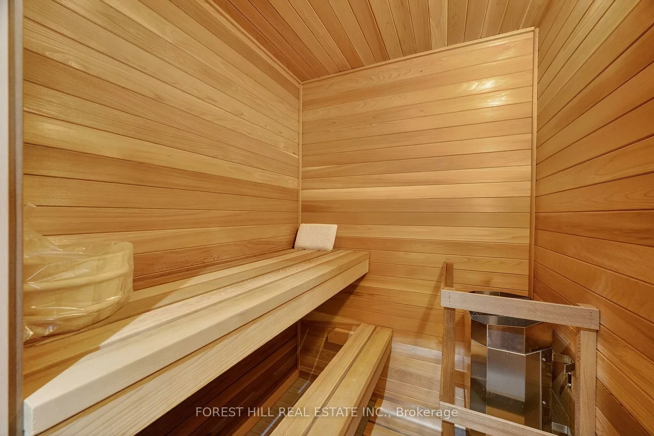 252, Spadina, Casa Loma, Toronto