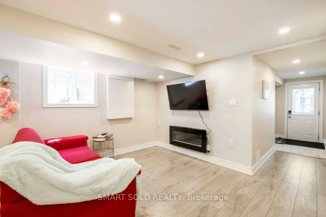 76, Clancy, Don Valley Village, Toronto