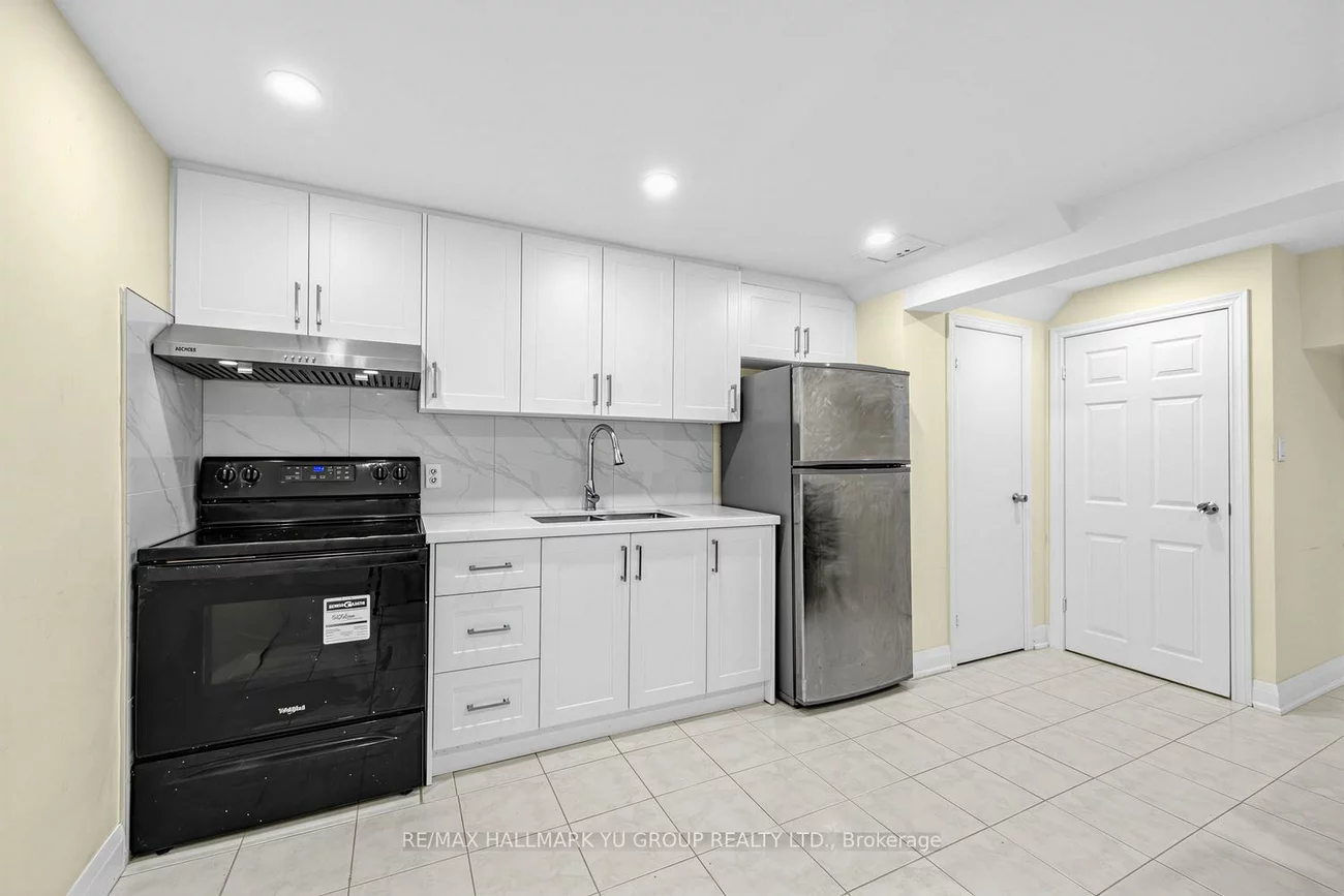 12, Pleasant View, Pleasant View, Toronto