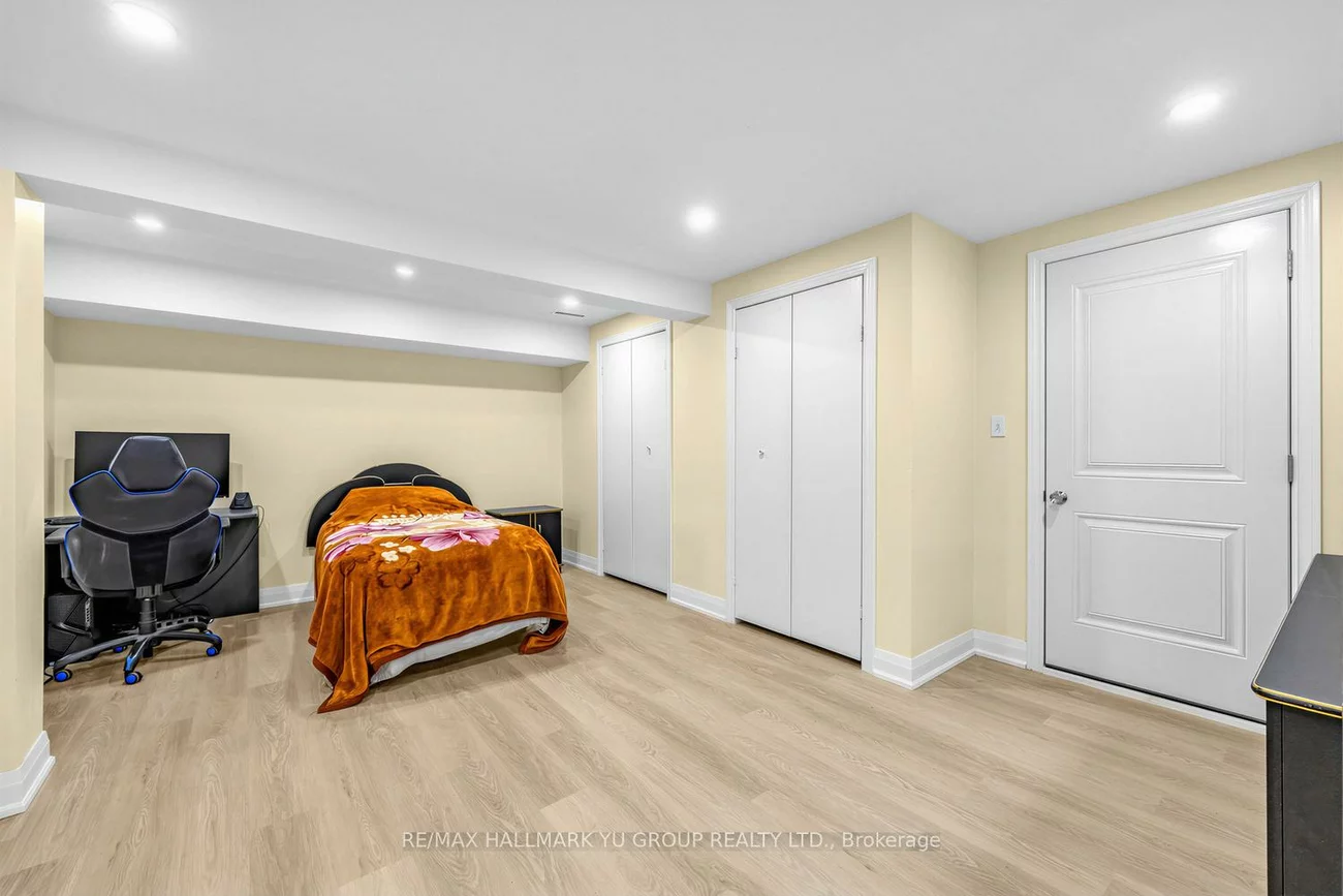 12, Pleasant View, Pleasant View, Toronto