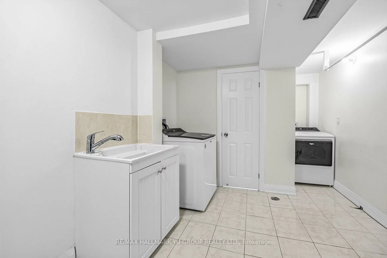 12, Pleasant View, Pleasant View, Toronto