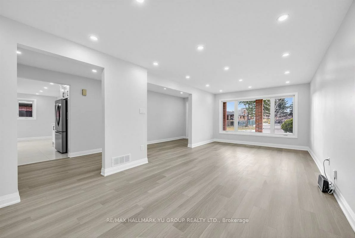 12, Pleasant View, Pleasant View, Toronto