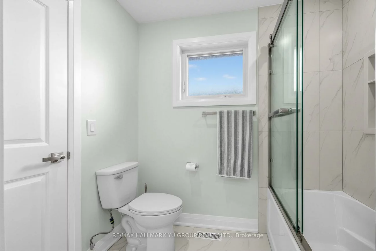 12, Pleasant View, Pleasant View, Toronto