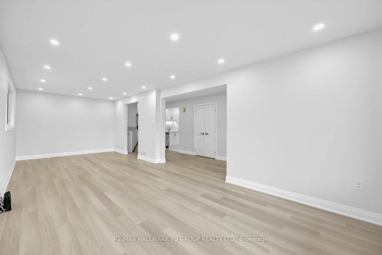 12, Pleasant View, Pleasant View, Toronto