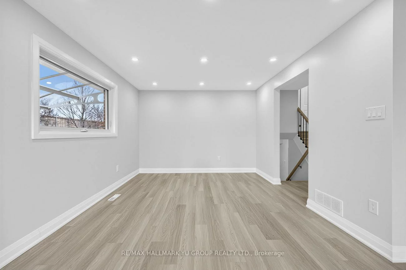 12, Pleasant View, Pleasant View, Toronto