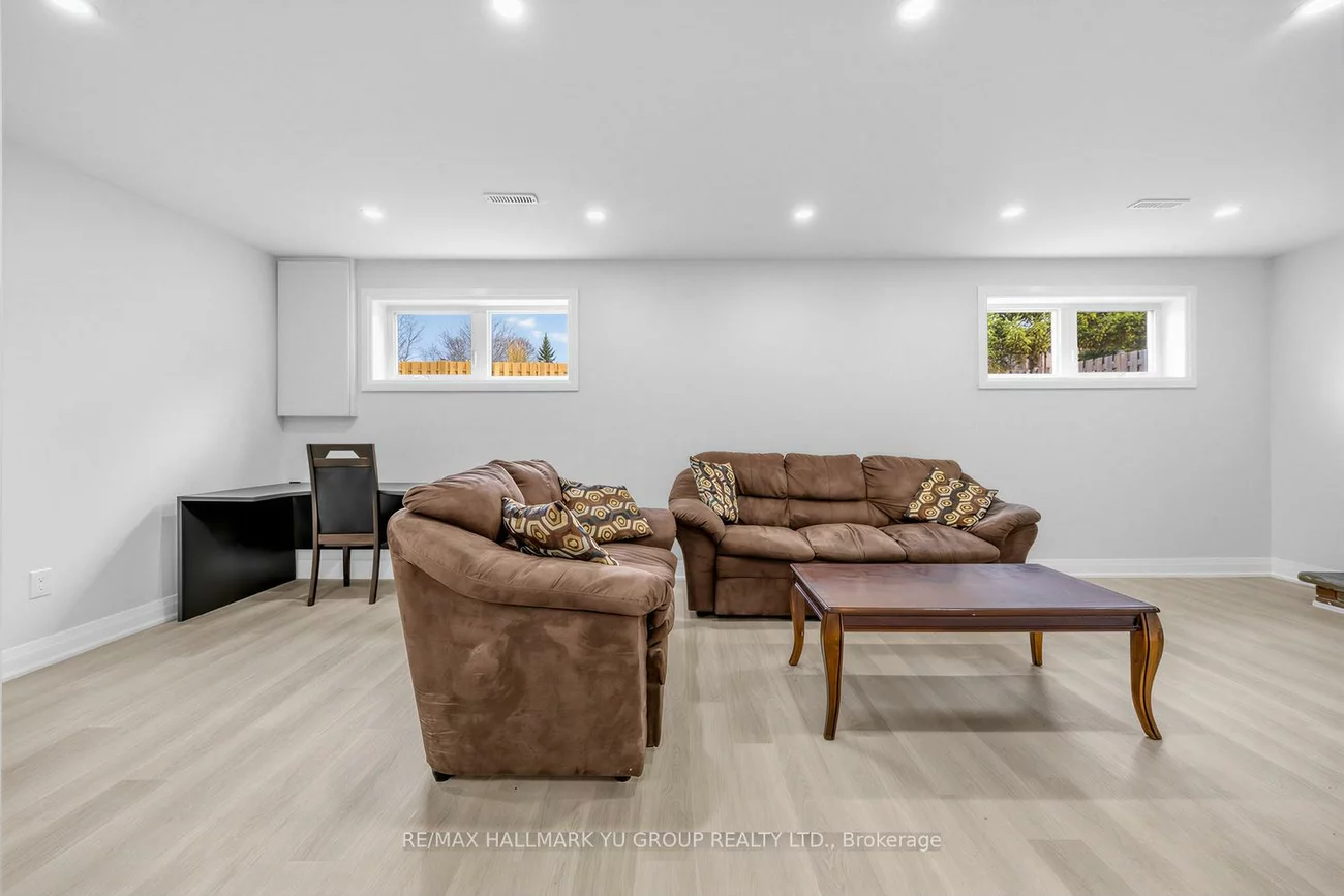 12, Pleasant View, Pleasant View, Toronto