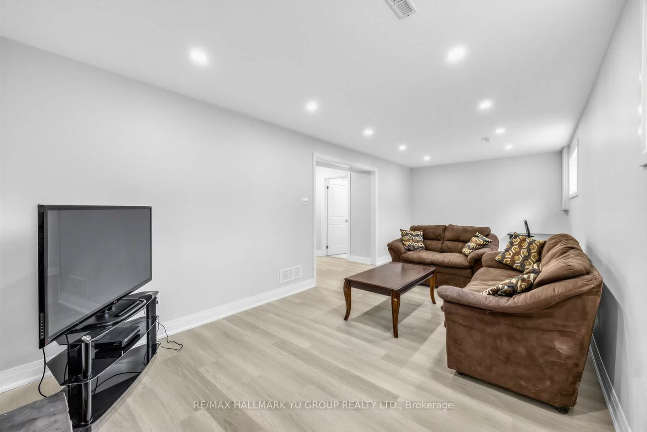 12, Pleasant View, Pleasant View, Toronto