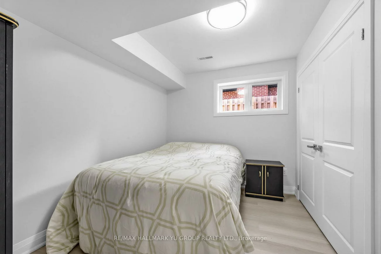 12, Pleasant View, Pleasant View, Toronto