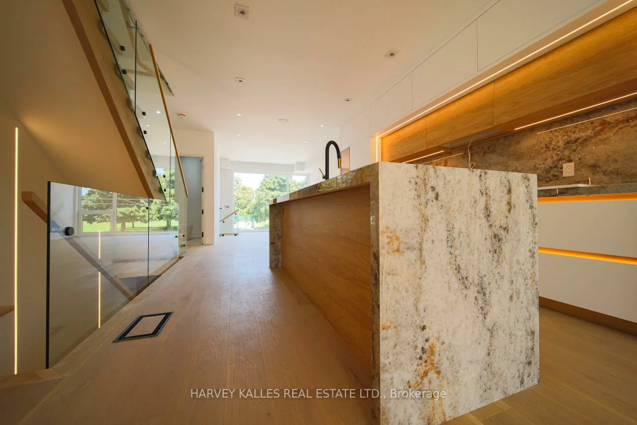 2970A, Bayview, Willowdale East, Toronto