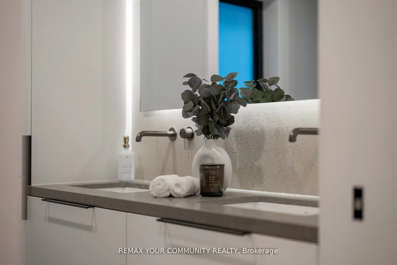 35, Geraldton, Bayview Village, Toronto