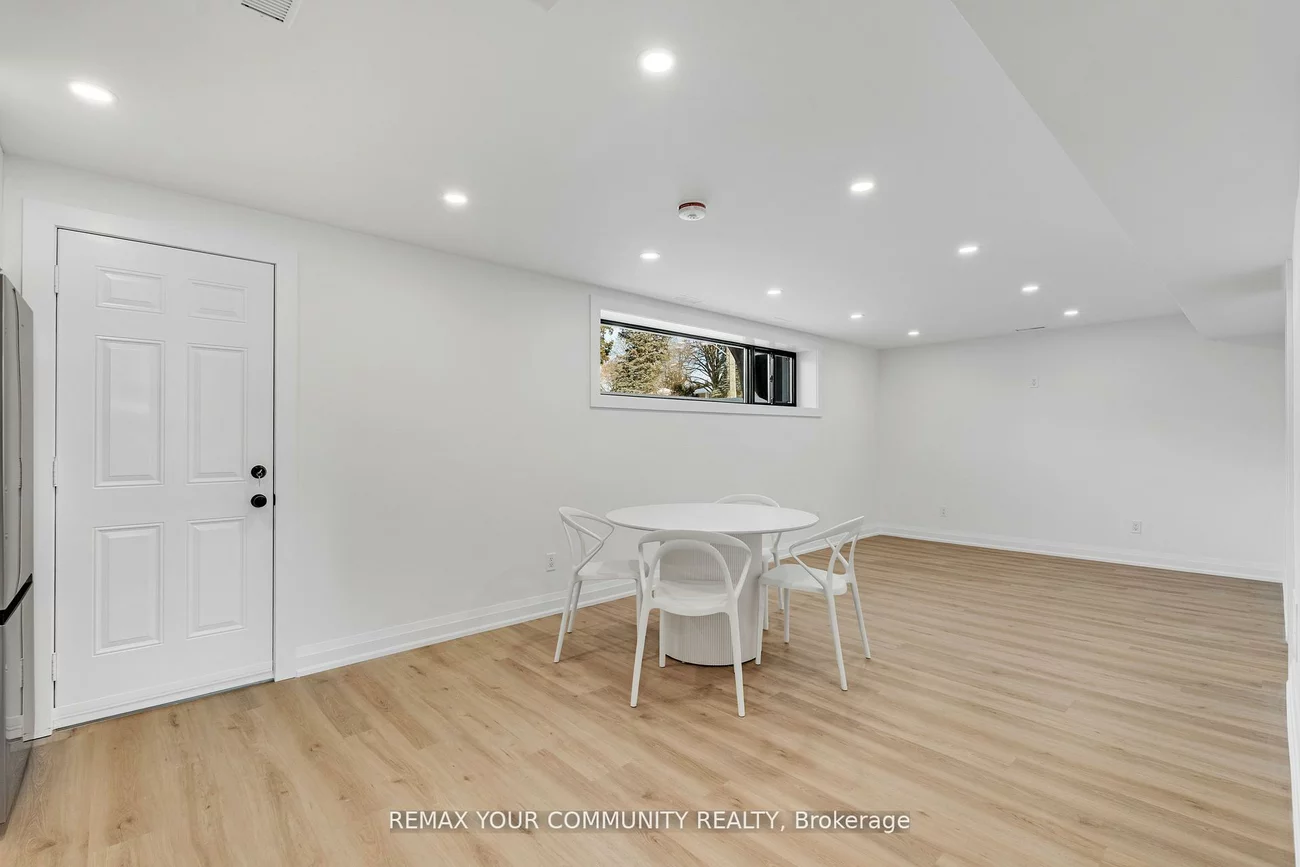 35, Geraldton, Bayview Village, Toronto