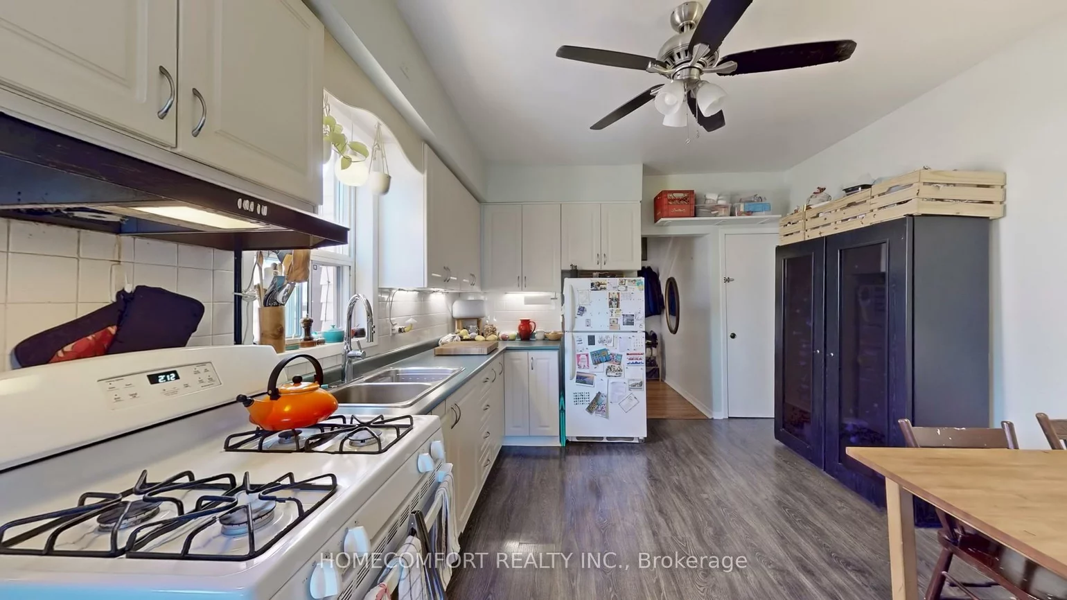 230, Robert, University, Toronto