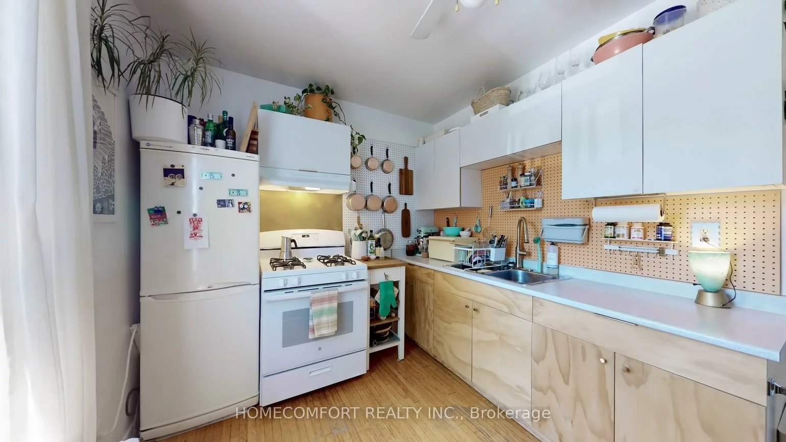 230, Robert, University, Toronto