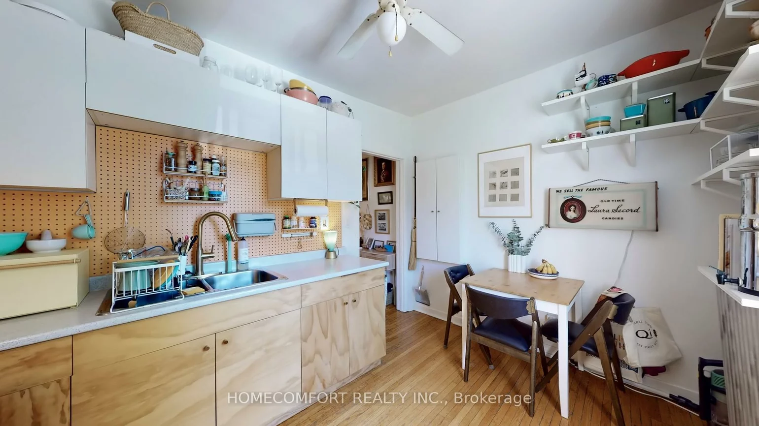 230, Robert, University, Toronto