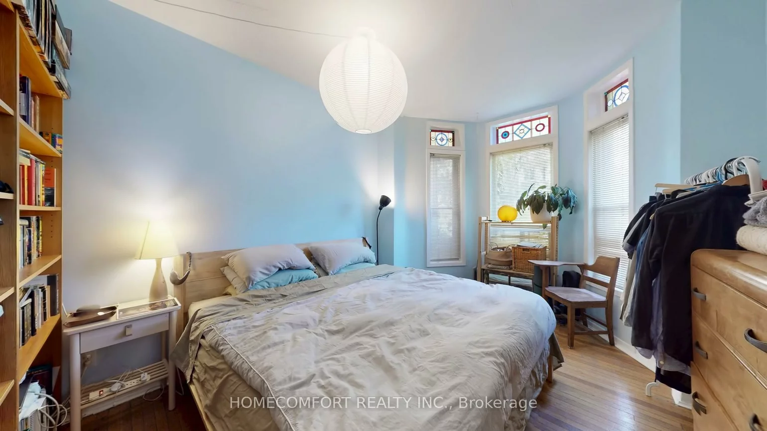 230, Robert, University, Toronto