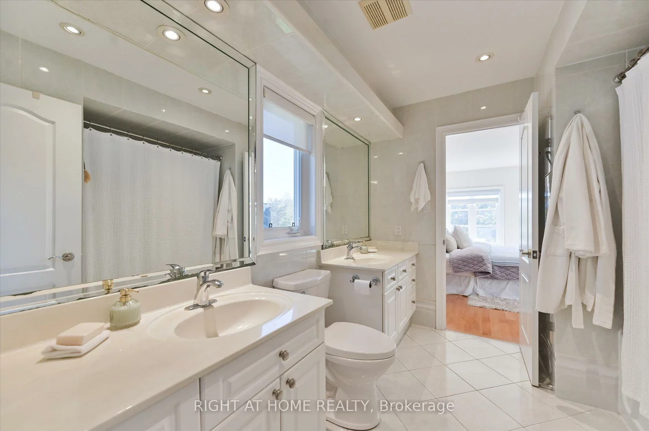 154, Charlton, Newtonbrook West, Toronto