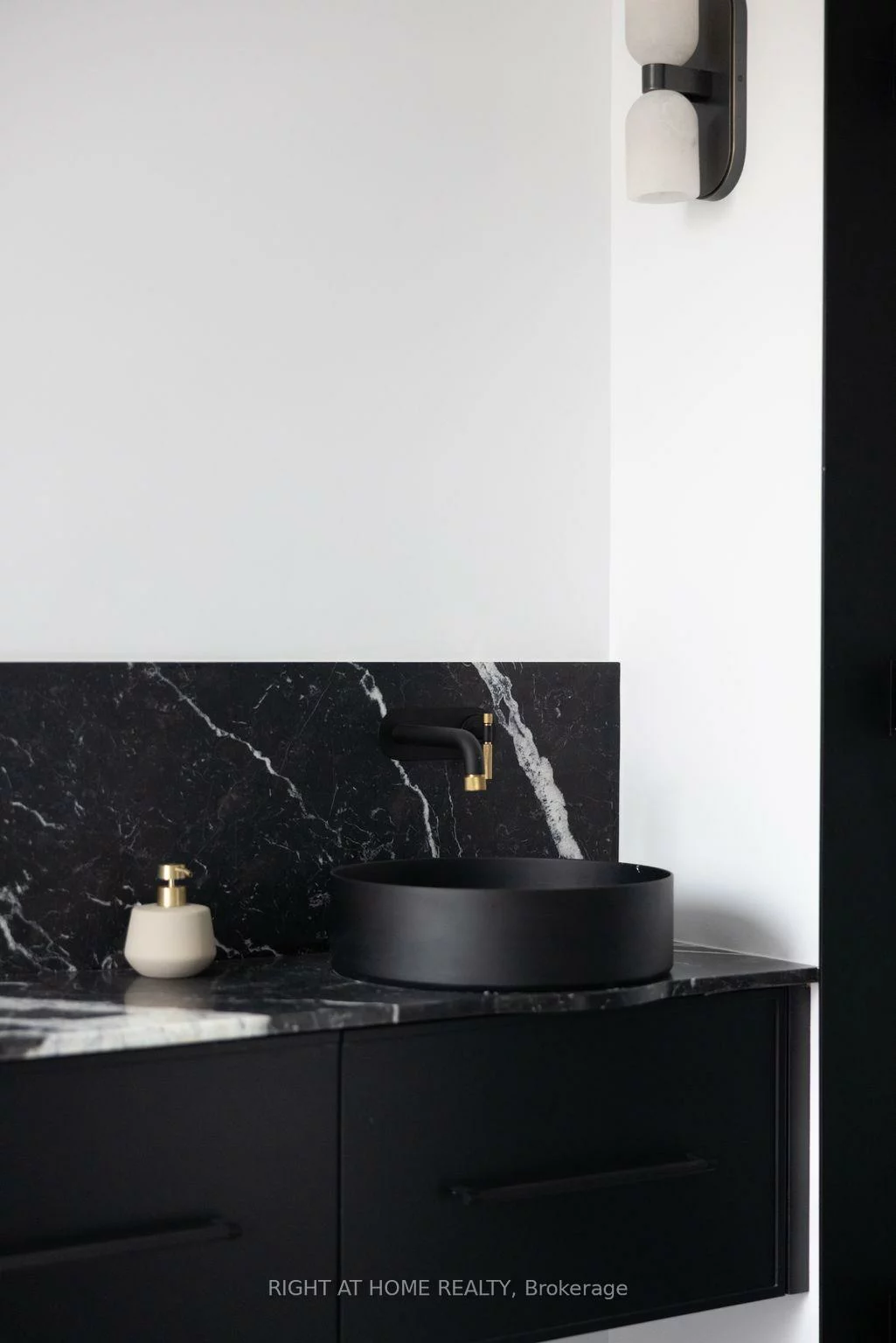 350B, Walmer, Casa Loma, Toronto