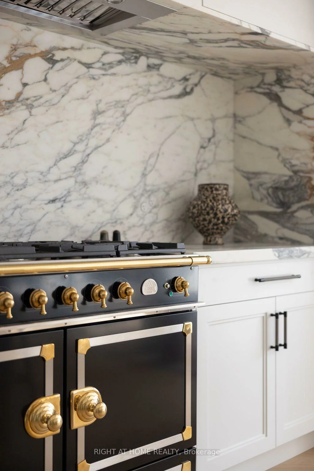 350B, Walmer, Casa Loma, Toronto