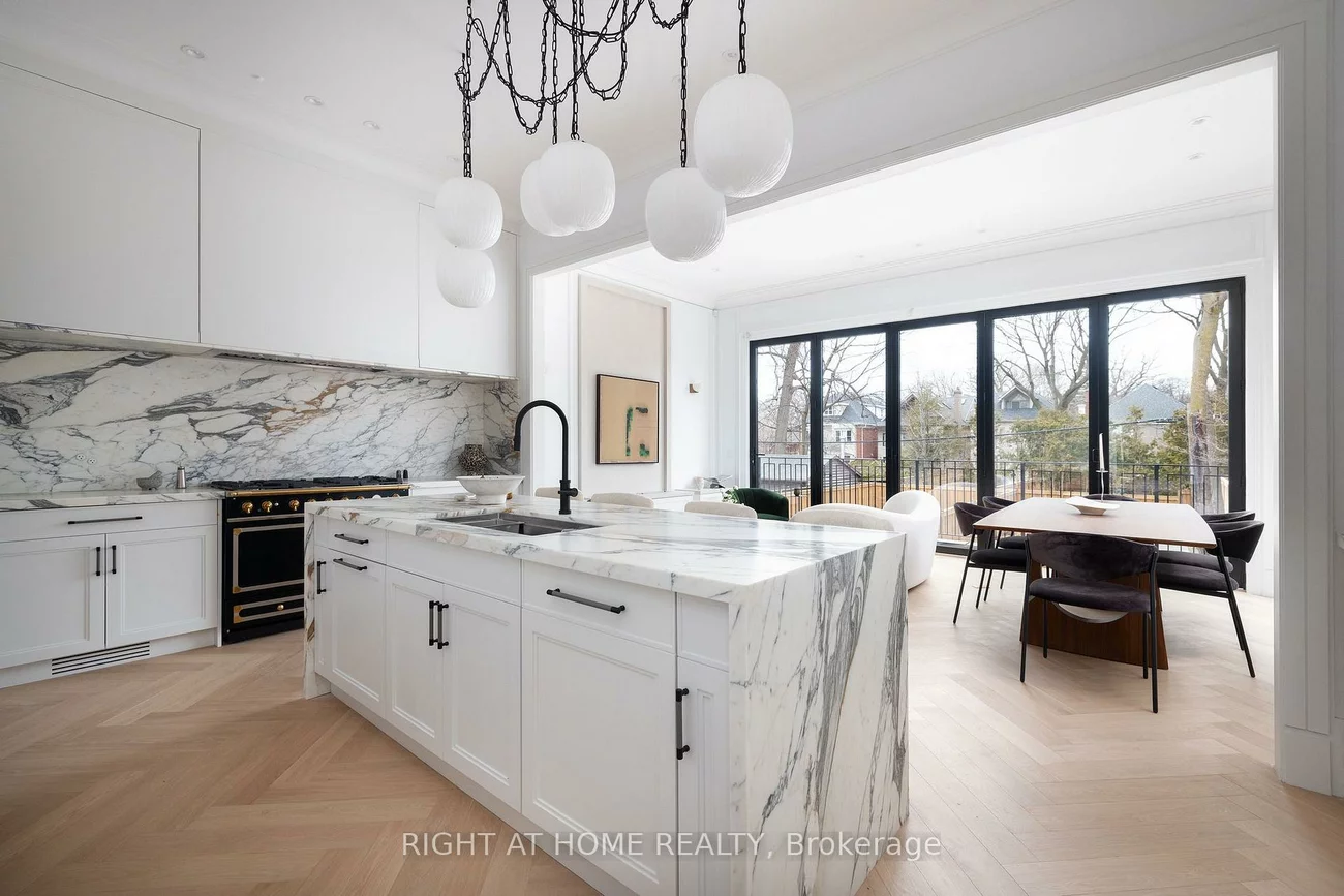 350B, Walmer, Casa Loma, Toronto