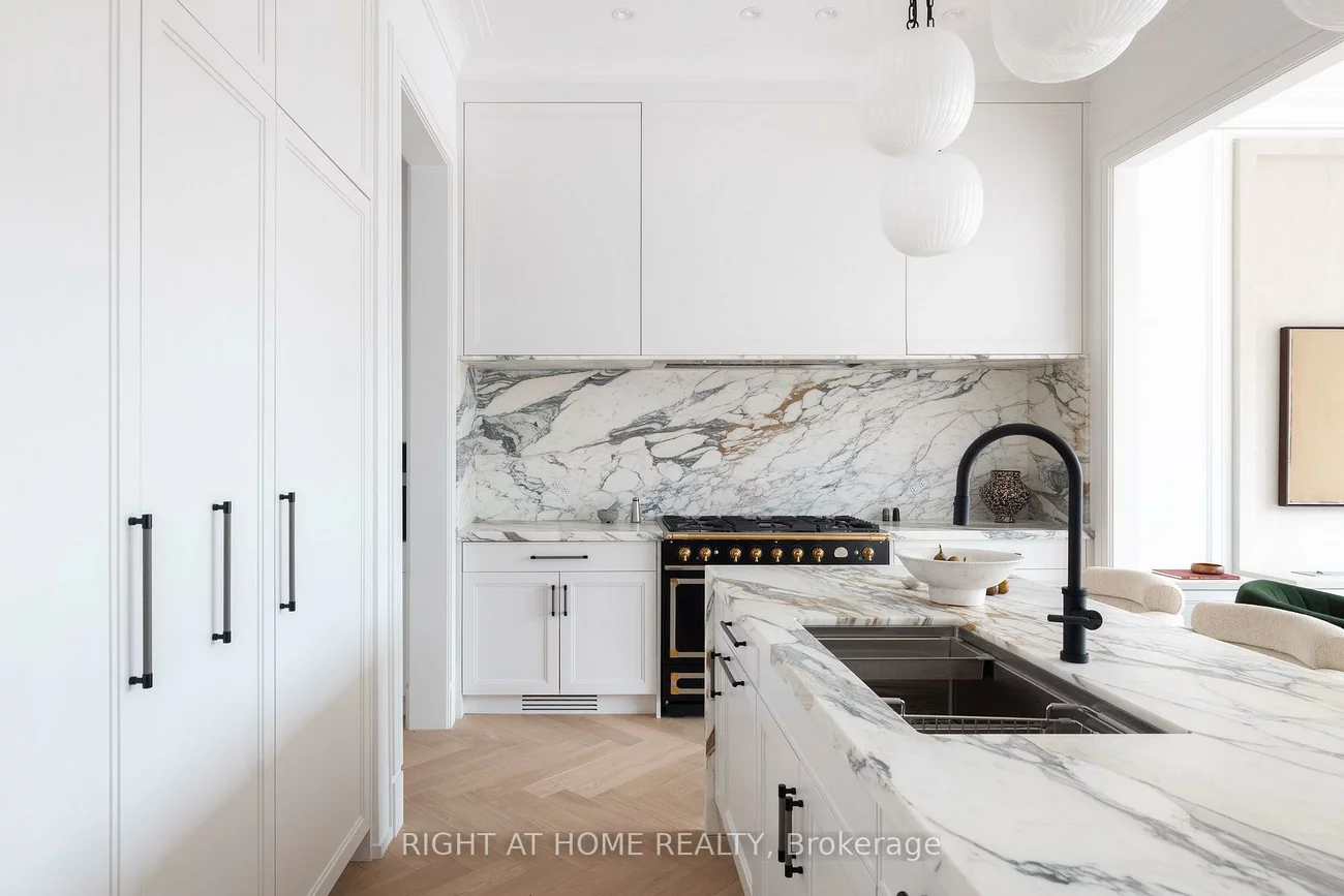 350B, Walmer, Casa Loma, Toronto