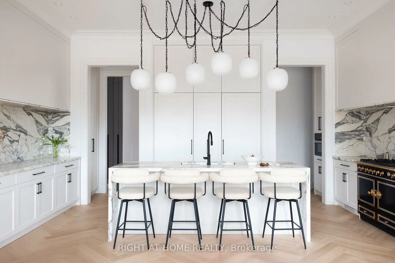 350B, Walmer, Casa Loma, Toronto