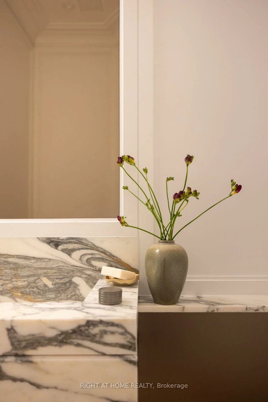 350B, Walmer, Casa Loma, Toronto