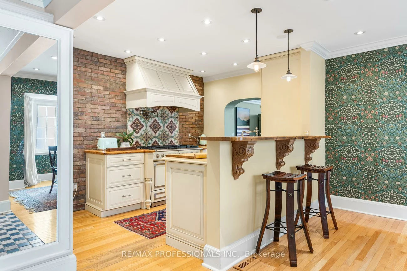 85, Sherwood, Mount Pleasant East, Toronto