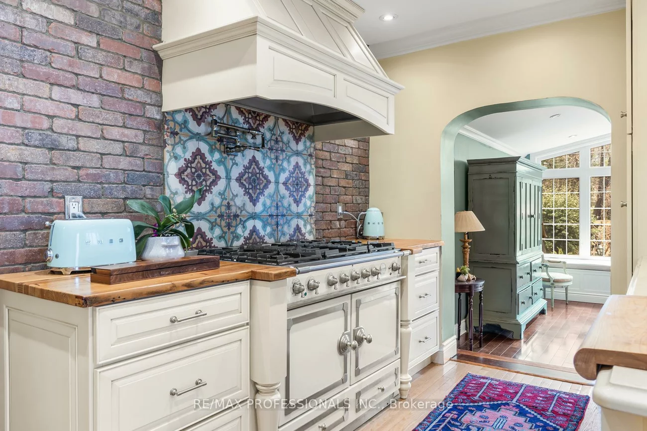 85, Sherwood, Mount Pleasant East, Toronto