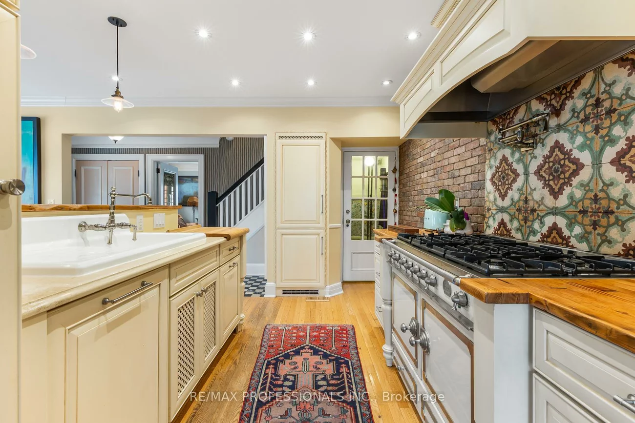 85, Sherwood, Mount Pleasant East, Toronto