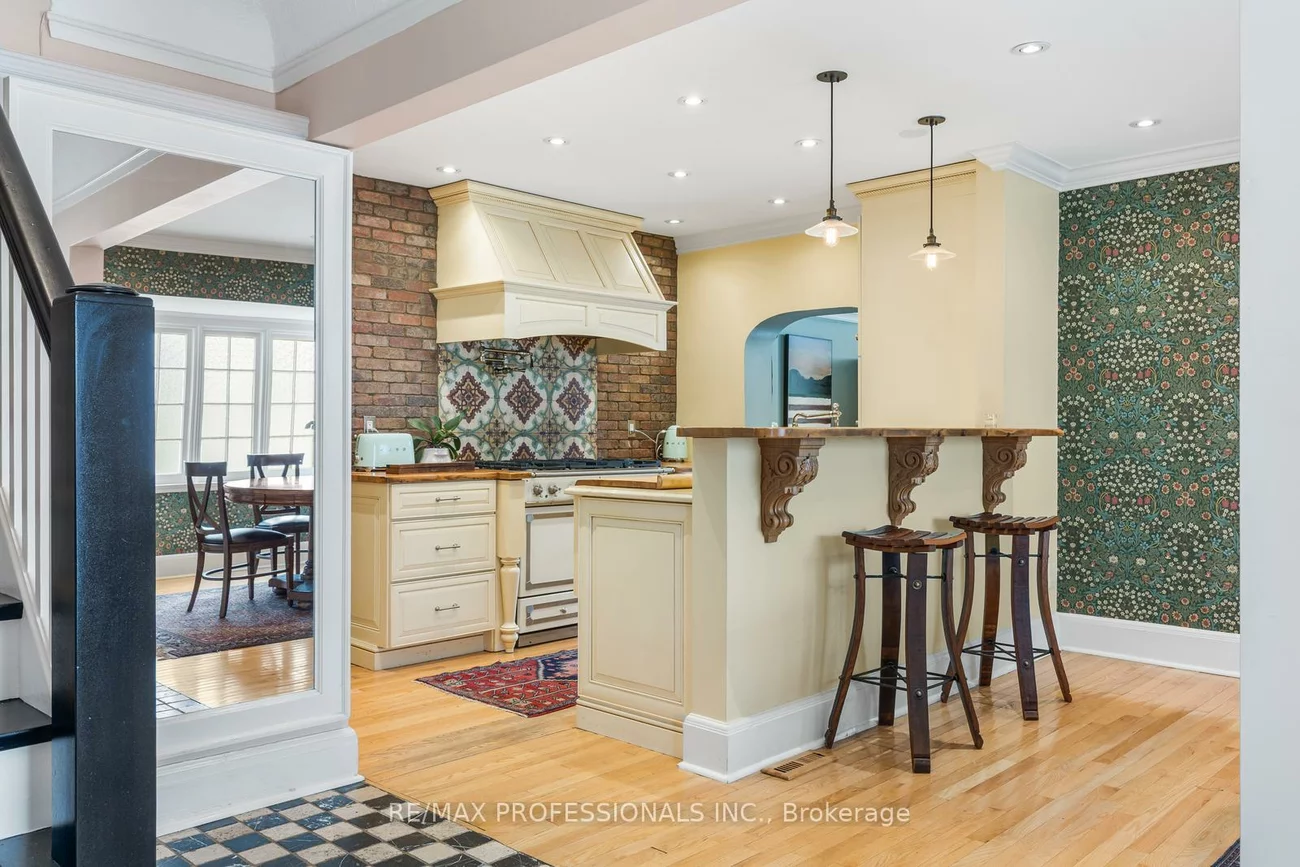 85, Sherwood, Mount Pleasant East, Toronto