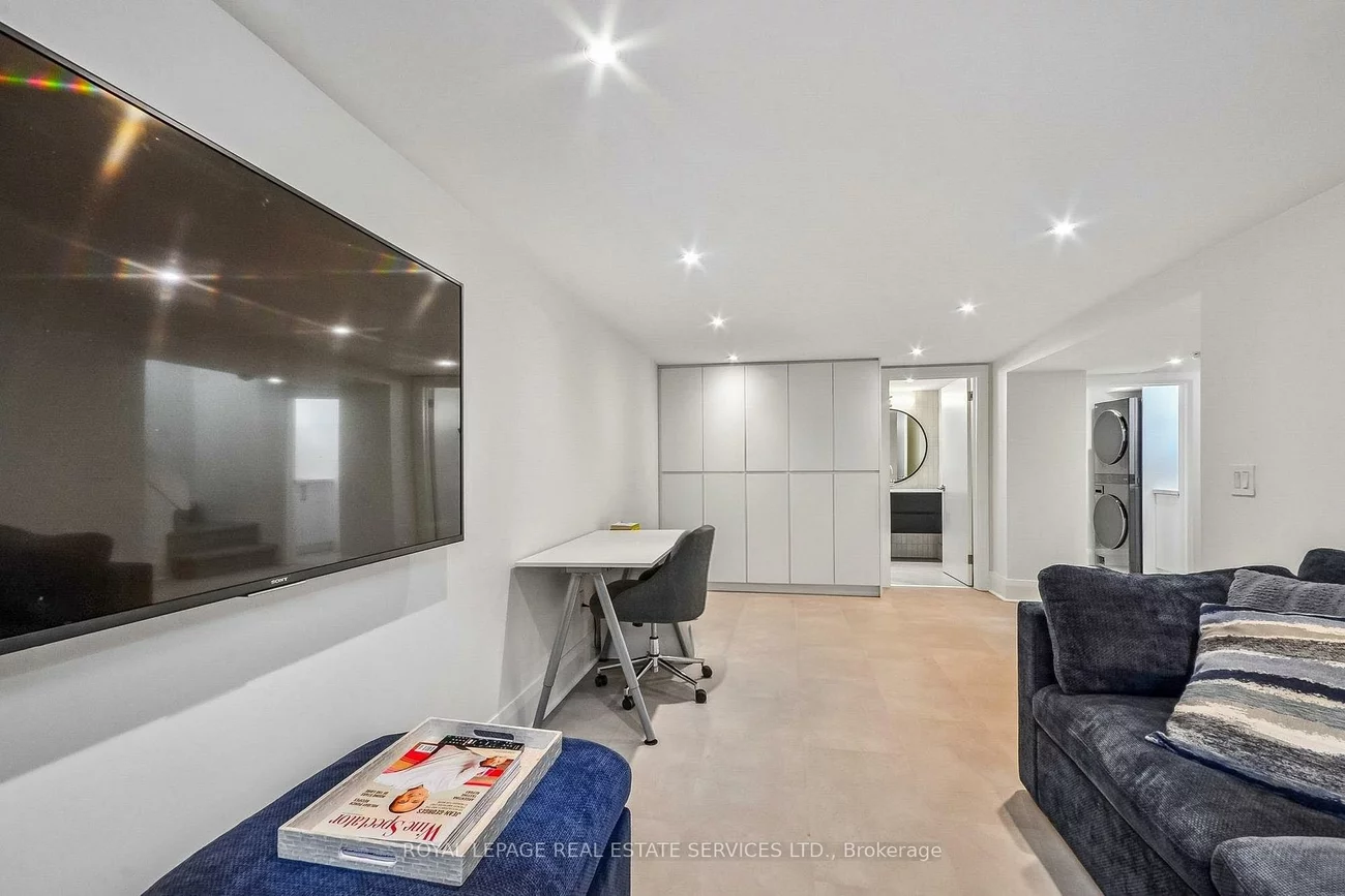 352, Winnett, Oakwood Village, Toronto