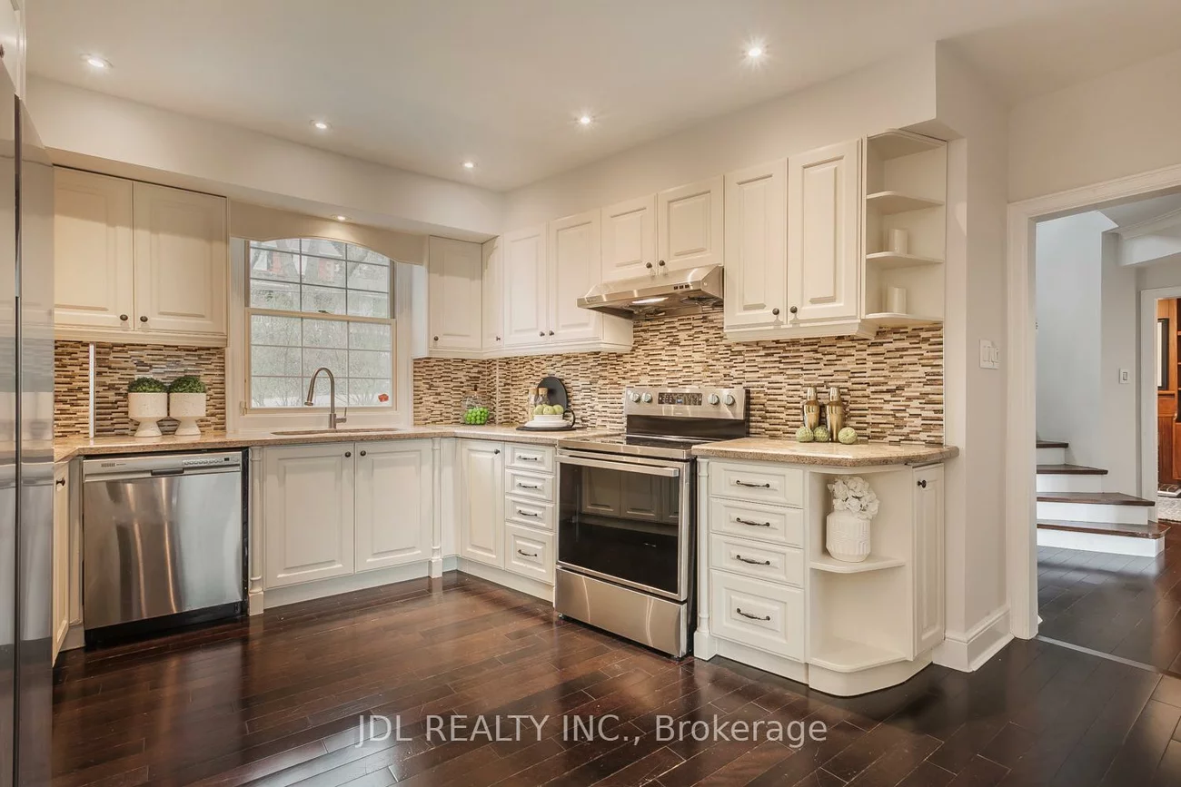 6, Farmingdale, Bayview Village, Toronto