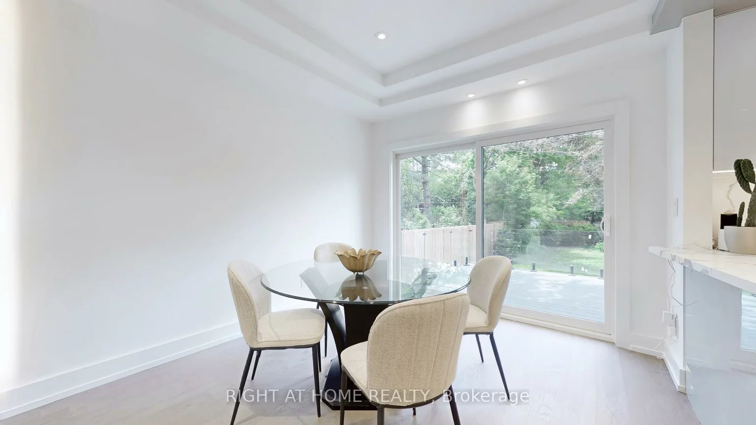 136, Santa Barbara, Willowdale West, Toronto