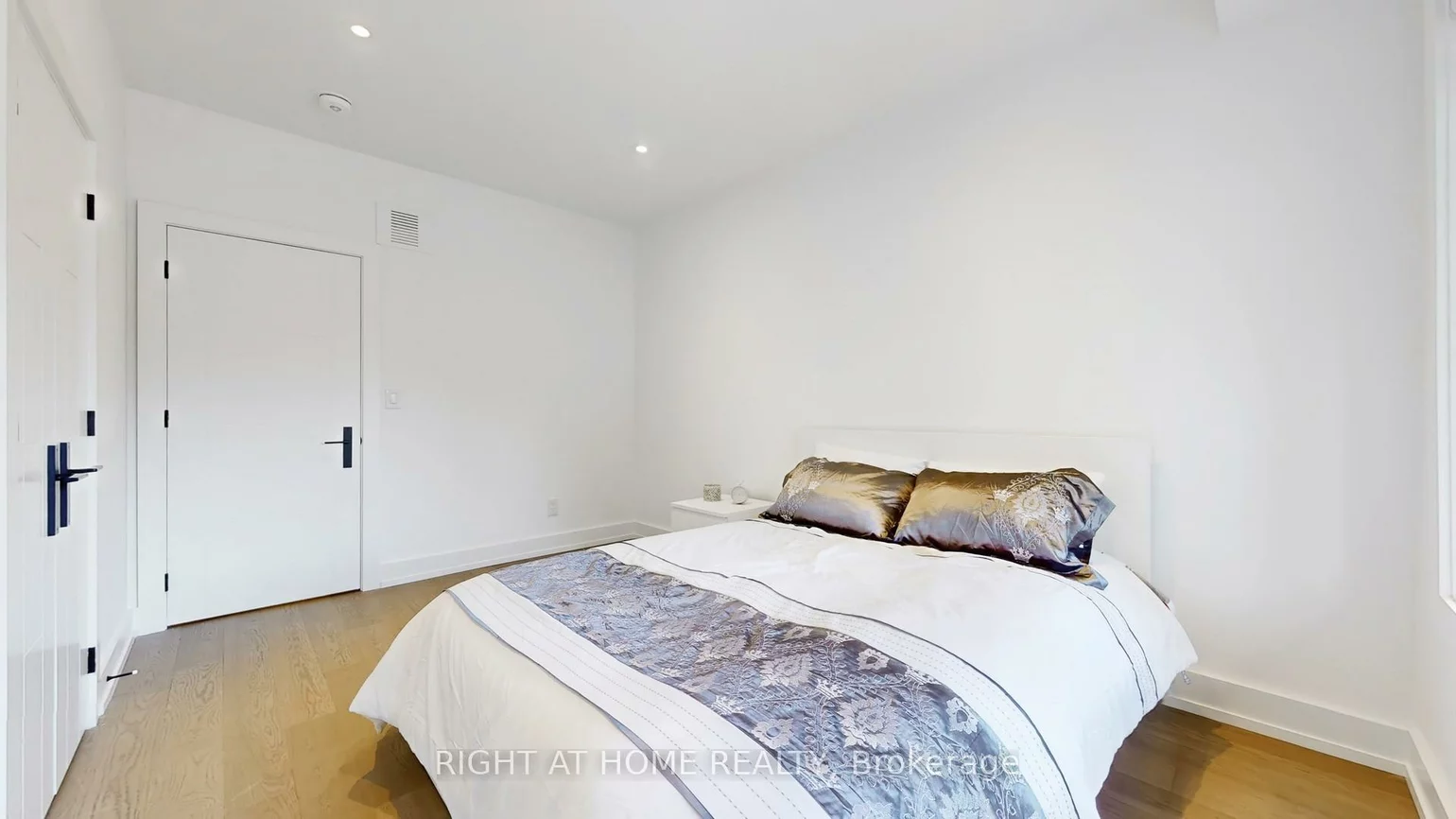 136, Santa Barbara, Willowdale West, Toronto