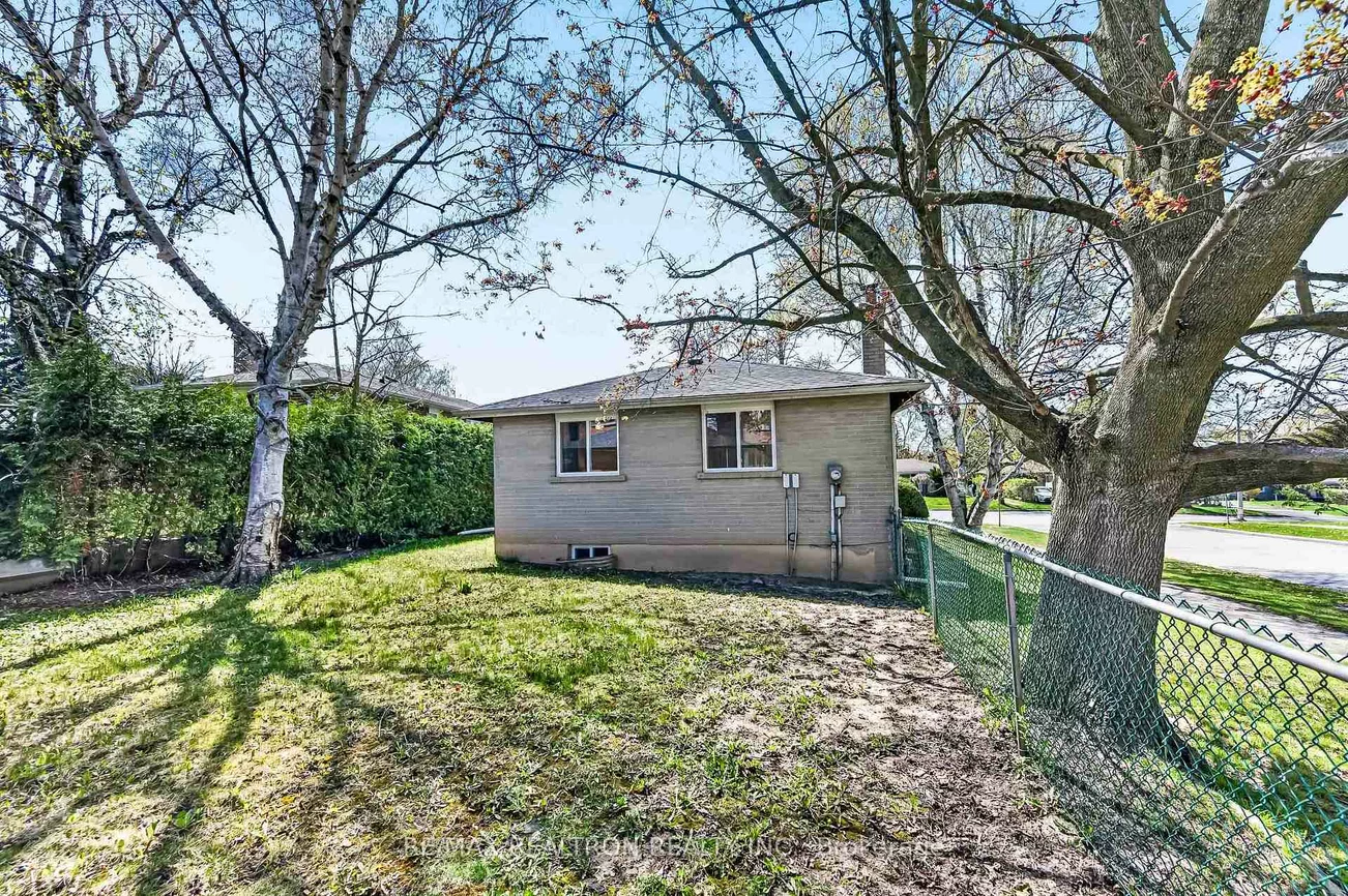40, Threadneedle, Hillcrest Village, Toronto