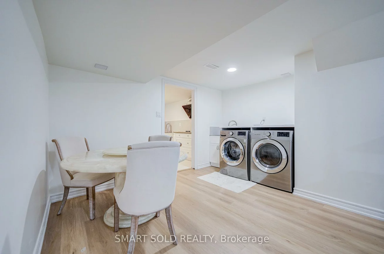 4, Knollview, Bayview Village, Toronto