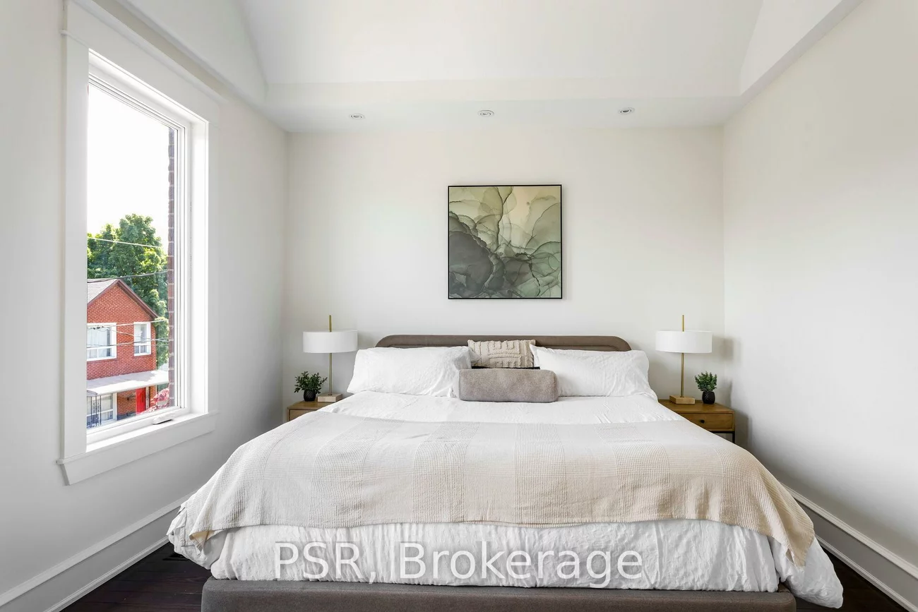 38, Wyndham, Little Portugal, Toronto