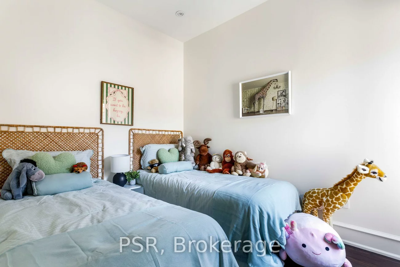 38, Wyndham, Little Portugal, Toronto